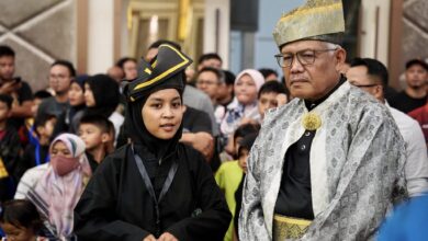 Datuk Seri Hamzah Zainudin tampil dengan busana Melayu